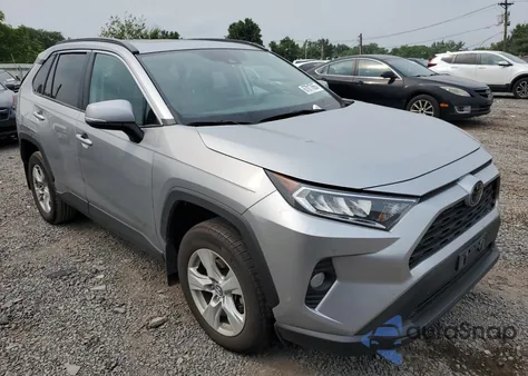 2021 Toyota Rav4 Xle z USA, uszkodzony, nr VIN 2T3P1RFV3MW146316